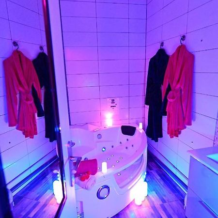 Luxe Sauna Privatif Et Grand Bain Jacuzzi A Deux A Biscarosse Plage Pour Nuit Romantique Avec Decoration Led Et Bougies Biscarrosse Bagian luar foto
