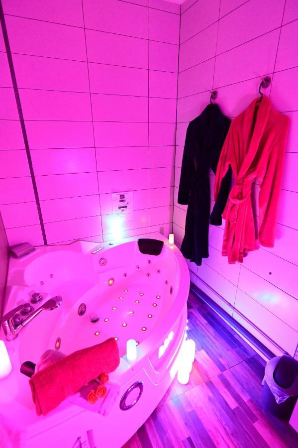 Luxe Sauna Privatif Et Grand Bain Jacuzzi A Deux A Biscarosse Plage Pour Nuit Romantique Avec Decoration Led Et Bougies Biscarrosse Bagian luar foto