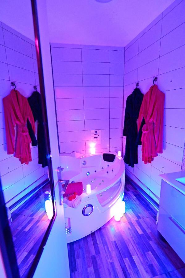 Luxe Sauna Privatif Et Grand Bain Jacuzzi A Deux A Biscarosse Plage Pour Nuit Romantique Avec Decoration Led Et Bougies Biscarrosse Bagian luar foto